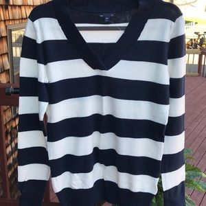NWOT Gap striped v-neck sweater navy and white
